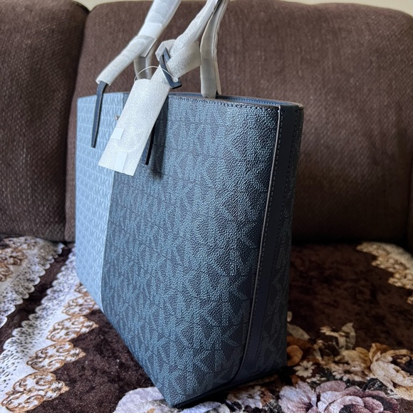 MICHAEL KORS Logo Jet Set Travel Two Tone Navy Multi Tote Shoulder Bag NWT - Picture 4 of 15